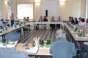 Ergebnisse und Zielsetzung im Kampf gegen Arbeitslosigkeit werden hier vom Arbeitsamt Cottbus und dem Arbeitsminister erläutert