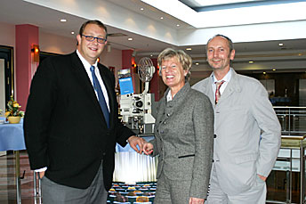 Rainer Knauber (l.) bedankt sich bei Kulturministerin Christina Giesecke und dem Festivalsdirektor Roland Rust für die professionelle Organisation