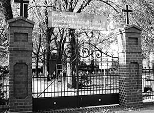 Ein Transparent aufgespannt von den Saspower Bürgern, an den Bürgermeister gerichtet - Der Friedhof soll in Ruhe gelassen werden