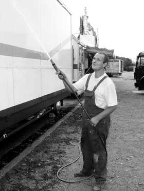 Peter Schulze von der Firma Sperlich putzt sorgfältig die Wagen.