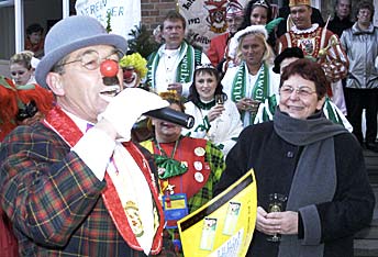 Zwei Kinokarten für die UCI-Kinowelt, sowie Freikarten für die Straßenbahnfahrt in den neuen Stadtteil Groß Gaglow überreichte Büttenstar Wilfried Hillebrand unserer OB Karin Rätzel