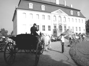 Kutschen und Radler am Schloß Branitz