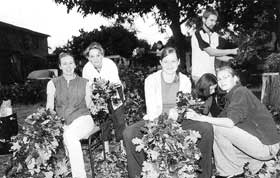 Ströbitzer Jugend beim flechten der Erntekränze