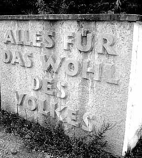 Alles für das Wohl des Volkes lautet der langsam verwitternde Slogan