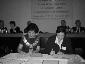 Die Cottbuser Oberbürgermeisterin Karin Rätzel (r.) und die Stadtpräsidentin von Zielona Gora, Bozena Ronowicz,