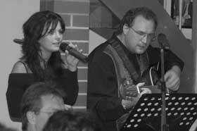 Sänger Torsten Karow und sein Pianist Ilja PanzerSängerin Claudia Lattacz und Sänger sowie Gitarrist Torsten Karow
