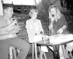 Stadtkämmerer Ralf Wasielewski, SPD-Stadtverordnete Dr. Martina Münch, Moderatorin Gabi Grube
