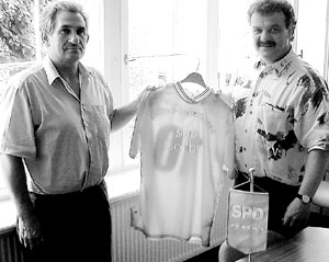 Frank Szymanski (rechts) tritt in der SPD-Fußballermannschaft in Aktion und präsentiert sein Trikot gemeinsam mit dem Stadtverordneten Norbert Opitz