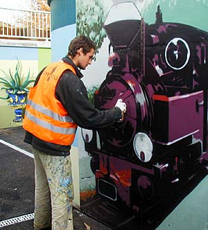 Am Sprayer Bahnhof gibt Sprayer Malte Kobo der "01" den letzten Schliff