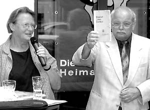 Wolfgang Tham, Mitarbeiter im Oberbürgermeisterbüro zusammen mit Dora Liersch, Vorsitzende des historischen Heimatvereins beim Geschichtsstammtisch im Presse-Café Doppeldeck