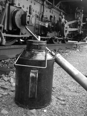 Neben Kohleschippe und Wasserschlauch die wichtigsten Arbeitsmittel der Lokbesatzung: Ölkanne und Fettspritze