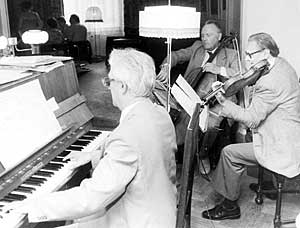 Gerhard Baumert am Klavier