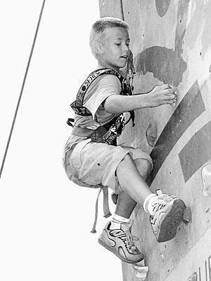 Ein kleiner Mann als großer Kletterer - beim Kletterwettkampf können sich die Teilnehmer landesweit messen