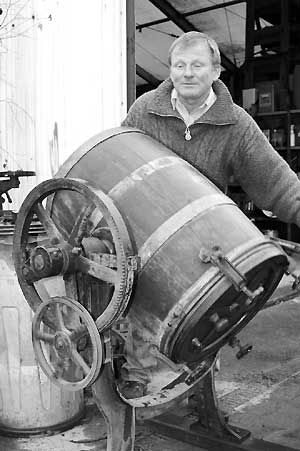 Hans Pschuskel mit Butterfaß