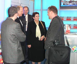 Parkleiter Andreas Pahl, Hermann Graf von Pückler, CMT-Chef Bernd Koch und Oberbürgermeisterin Karin Rätzel (v.l.) im Gespräch mit dem Chefredakteur der deutschsprachigen AZ aus Namibia, Stefan Fischer, dem früheren Chefredakteur dieser GRÜNEN Heimatzeitung