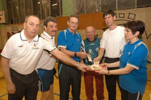 Gegen Herausforderer Dr. Friedrich Bude (mitte) traten Boxsportvertreter Lothar Heine, Bauminister Frank Szymanski, Hajo Prinz und Sparkassenvorstand Thomas Heinze (v.l.) an.