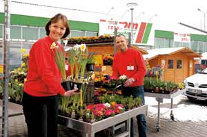 Marktleiter Axel Schmidt und Gartenmarktchefin Wilma Niemand