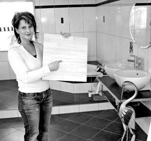 Verblüffend echt sieht die Bodenfliese mit Holzstruktur aus.