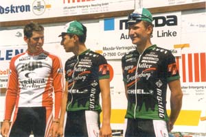 Foto mit Seltenheitswert: Olaf Pollack als Sieger 1997 vor dem Berliner Viktor Ulzen und Adler-Teamkollege Achmet Wolke (r.).