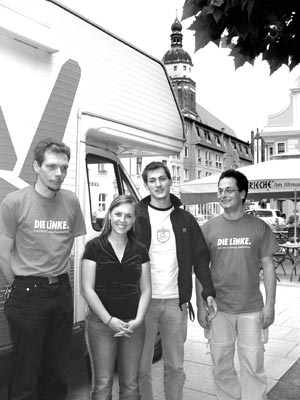 Carolin Steinmetzer und Peer Jürgens (mitte) mit ihren Mitarbeitern Michael Kahle und Stefan Wollenberg auf dem Cottbuser Altmarkt