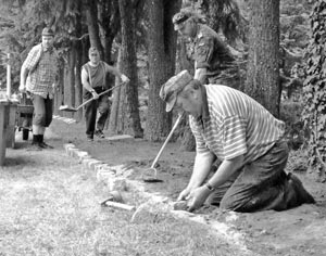 Thomas Reinelt, Hans Willy Böhle, Jürgen Graap und Hans Dieter Dax (v.l.n.r) im Einsatz auf dem Forster Hauptfriedhof beim Einsetzen der neuen Rasenkante