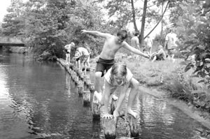 Mädchen und Jungen aus Sandow haben die Spreebadestelle bereits erkundet: Das Wasser reicht bis zum Nabel, der Grund ist sandig und sauber - der Fluss hat wieder Badequalität