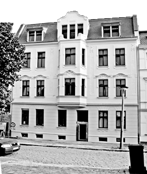 Gleich am östlichen Beginn der Virchowstraße sind die Gerüste gefallen.