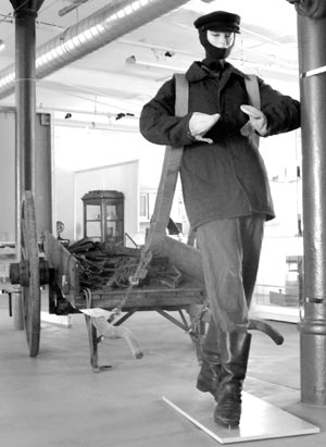 Im Textilmuseum fühlen sich die elektrischen Geräte und historisch gekleideten Figuren ziemlich wohl.