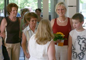 Ministerin Dagmar Ziegler besuchte die Bibliothek in der Cottbuser Kinderklinik im Rahmen der Aktion „Die Perspektive heißt miteinander“.