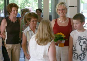 Ministerin Dagmar Ziegler besuchte die Bibliothek in der Cottbuser Kinderklinik im Rahmen der Aktion Die Perspektive heißt miteinander.