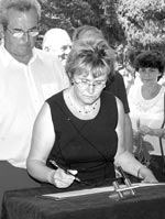 Wie Christina Schönherr, stellvertretende Bürgermeisterin, haben sich Freunde und Gefährten vor der Trauerfeier am Donnerstag auf dem Waldfriedhof in das Kondolenzbuch eingetragen 