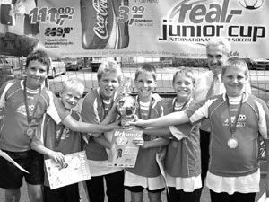Das Siegerteam: Maik Kessler, Benni Beck, Lukas Bobach, Richard Schirmer, Marcus Teschke, Clemens Pretzel und real,- Marktleiter Friedbert Lehmann