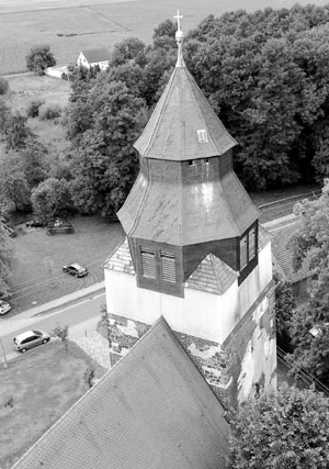 Gut in die Landschaft eingebettet: die alte Kirche Hornow