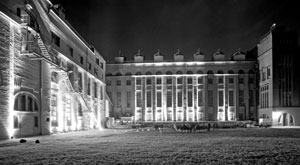 Auf diesem Platz zwischen Kohle-Kühlkammer (li.) und Pressenhaus wird der Auftakt der Nachschicht inszeniert.
