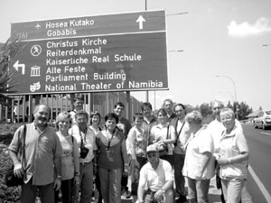 Angekommen im Land der Sonne: Die Wendische Trachtentanzgruppe Ströbitz kam heute mit 16 Mitgliedern in Windhoek (Namibia) an.