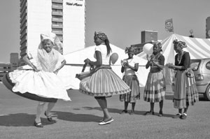 Schwarze Schuhe - weiße Beine treffen auf weiße Schuhe und schwarze Beine! Bei einem Umzug durch Windhoek begeistern die Ströbitzer Trachtentänzer die Namibier