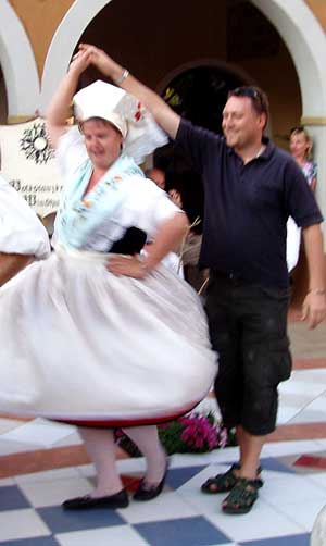 Annemarie-Polka in einem Windhoeker Einkaufszentrum. Stefan Fischer zeigt gute Figur mit Sylke Schötz