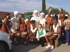 Federschmuck trifft Haubenpracht: Beim Kunst- und Kulturfestival in Windhoek waren die Ströbitzer die Exoten. 