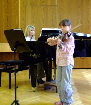 Wie Sophie Koalick nutzten viele Musikschüler die Musizierstunde am Mittwoch im Bürgerzentrum, um ihr Können einmal vor Publikum zu präsentieren. Elena Kundt begleitete sie auf dem Klavier, viele nutzten diese Gelegenheit, um noch einmal für den 11. Falken-Musikwettbewerb am Samstag in Peitz  zu üben.
