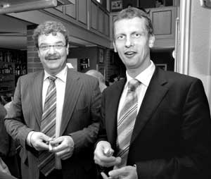 Ausgestattet mit Lämpchen für den hellen Durchblick ließen die Oberbürgermeister-Kandidaten Frank Szymanski und Holger Kelch den ersten öffentlichen Duell-Abend im Presse-Café am Donnerstag ausklingen. Beide nutzten die hohe Publikumsbeteiligung für ausführliche Gespräche. Neben vielen programmatischen Parallelen taten sich auch einige Differenzen auf. Beide konnten für ihre jeweiligen Argumente ausgewogenen Beifall ernten