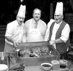 Eine echte Wildschwein-Leckerei, gebacken von der Bauernstube Heinersbrück, bot Jäger Michael Stein (Foto 2, mitte) zum PolitPiano für die Gäste, angerichtet mit Kraut und Klößen von Spreewaldkoch Peter Franke (re.) und Co-Koch Uwe Hoßfeld. Die Gäste gaben dafür 250 Euro für den Tierparkförderverein. Es gab außerdem Gelegenheit, mit Landwirtschaftsminister Dr. Dietmar Woidke (Foto 3, li.) über Wald und Flur zu reden