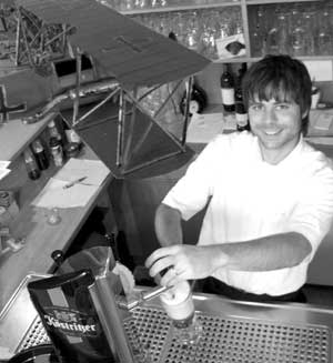 Alexander Liebscher ist der neue Chef im Presse-Café Doppeldeck. Ob Frisches vom Fass zur Bundesliga oder deftiges Bufet zum Brunch - der Ströbitzer freut sich über Stammgäste ebenso wie über Laufkundschaft. Gastraum und Vereinskeller bieten gute Bedingungen für Veranstaltungen