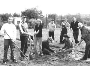 Bürgerverein, Schulförderverein und Jugend griffen gemeinsam zu Schaufel und Spaten und nahmen letzte Woche die Aufbereitung des Sportplatzes in der Ernst-Barlach-Straße in Angriff. Sportliche Ströbitzer sind als Helfer auch für künftige Aktionen gern gesehen, sagen Karin Jahr (3.v.li.) und Rüdiger Galle (re.), die die Fäden in der Hand halten