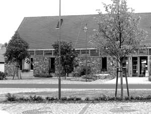 Um 19 Uhr beginnt heute im  Hornoer Krug das Herbstkonzert mit dem Sorbischen Männerchor DELANY e.V. aus der Oberlausitz. Im Anschluss an das Programm spielt die "Kleine Gubener Blasmusik" zum Tanz auf. Der Domowina-Verlag aus Bautzen ist in Horno/Rogow mit einem Stand präsent und bietet sorbische Bücher, CDs und Kassetten zum Kauf