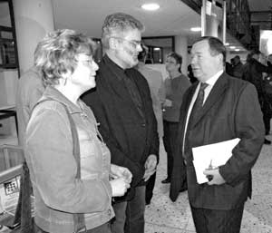 Kerstin Kircheis, neue Landtagsabgeordnete der SPD, Stadtverordneter Hagen Strese (CDU) und Fritz Holaschke, Direktor des OSZ I, diskutieren über Die Braune Falle