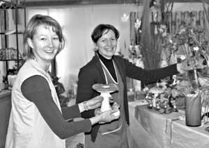 Christin Heinrich und Jacqueline Kublig (v.l.n.r.) sind gerade dabei, die Herbstdekoration abzuräumen, damit die stimmungsvolle Advents- und Weihnachtszeit im Gulbener Blumentopf einziehen kann