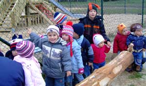Wir wollen rein! Noch stand der Zaun, bald gab es kein Halten mehr und die Kinder tobten bereits vor der offiziellen Übergabe über den neuen Platz
