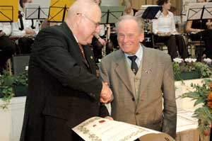 Kräftiger Händedruck des Kammerpräsidenten Peter Dreißig für Steinmetzmeister Manfred Schaffarzik aus Burg / Spreewald. 50 Jahre nennt er sich Meister; seine Söhne setzen das väterliche Werk erfolgreich fort