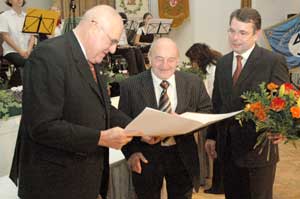 Brandenburgs Wirtschaftsminister Ulrich Junghanns (r.) und