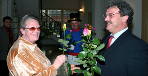Vor der Festveranstaltung zum Internationalen Tag des Ehrenamtes im Cottbuser Konservatorium begrüßte OB Frank Szymanski auch Dora Liersch und dankte ihr für die vielen Stunden ihres Wirkens um die Cottbuser Stadtgeschichte